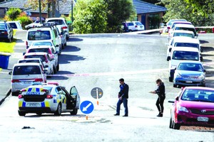 一名警察在封鎖地區。