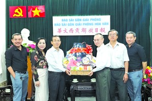 范興主任(右三)接受第五郡代表團 贈送慶節禮物。