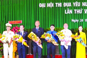 華人企業家、國際烘焙師高肇力(右二)獲表彰。