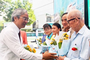 郡人委會主席范國輝向華人革命老前輩 林思光贈送鮮花和禮物。