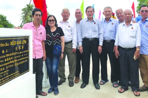 培德精舍護法理事會代表在新橋落成儀式上合照。