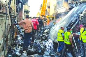 五月二十二日在巴基斯坦卡拉奇拍攝的飛機墜毀現場。