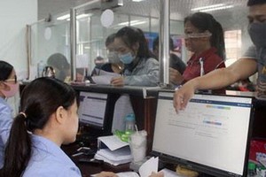 勞工在同奈省社保機關辦理社保金領取手續。