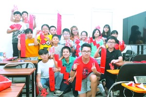 青少年參加市商業華語培訓中心的暑期班。