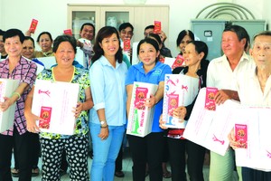 陳月寶副主席(左四)贈送禮物予華人。