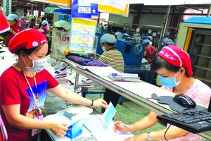 病情期間寶元公司給員工發口罩。