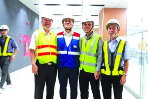 　　市都市鐵路管委會主任裴春強(左二)帶領兩位華人代表參觀地鐵工程。