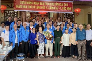 本市曾氏大宗祠代表團與北寧省曾氏祠堂宗親留影。