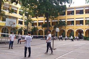 本市高中學生參加體操運動，有助身體健康發展。