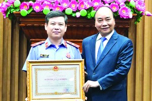 會上，承國家主席的委託，阮春福總理已將胡志明勳章別在人民檢察院傳統旗幟上。值此，最高人民檢察院院長黎明智已榮獲一等勞動勳章。