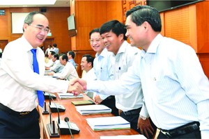 市委書記阮善仁與各代表交流。