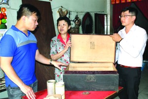 葉雪梅(中)向陳列室捐贈華人懷舊物品。