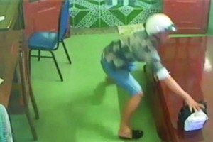 視頻監控系統拍下 匪徒行竊過程。