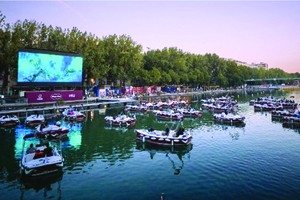 法塞納河變身“水上影院”