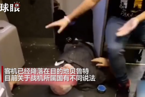 在客機下降的過程中，一名乘客倒地。