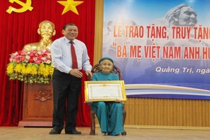 廣治省向在抗戰中有多名烈士的家庭隆重舉行頒授、追授“越南英雄母親”稱號及獨立勳章的儀式。（圖源：互聯網） 