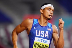 邁克爾‧諾曼在男子100米比賽中跑出9.86秒。