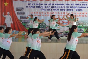 養生俱樂部成員在該中心的慶典上表演助興。