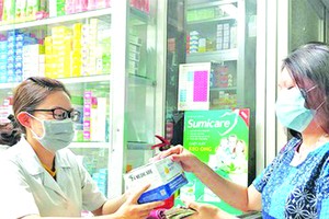 消費者在西藥房購買醫用口罩。