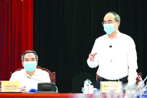 市委書記阮善仁在會議上發表。