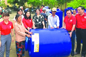 市紅十字會與贊助單位代表將水塔交給貧戶。