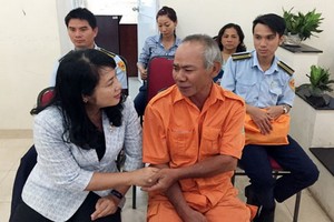 第一郡郡委書記陳金燕探望困難工人。