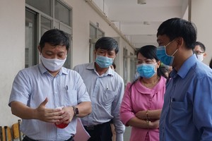 市人委會副主席楊英德（左一）