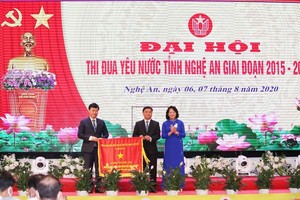 國家副主席、中央競賽-獎勵委員會第一副主席鄧氏玉盛。