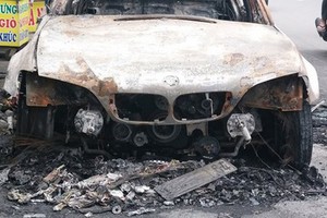 寶馬汽車在 13 號國道失火