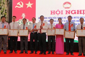 在2016-2020年階段“全民團結建設新農村、文明都市”運動中取得出色成績的18個集體、26名個人獲省人委會主席頒發獎狀。