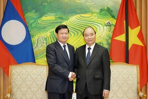 政府總理阮春福接見由老撾人民革命黨中央政治局委員、政府總理通倫‧西蘇里率領前來我國出席原黨中央總書記黎可漂國葬的老撾黨、國家與建國陣線高級代表團。