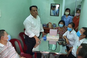 　　第十一郡郡委副書記、郡人委會主席 陳飛龍看望與移交溫情屋給華人貧困家庭。