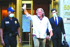 班農（中）被捕後，特朗普與其劃清界線。