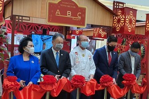 亞洲餅家在西貢中心月餅展位舉行開幕式。