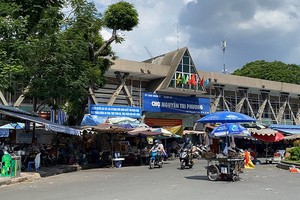 第十郡步行街設在阮知方街市大門前區域。