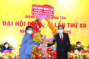 市人委會副主席黎清廉送花祝賀平新郡。