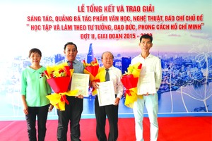 　　 (右起)畫家陳文海、人民藝人書畫家張路、 書法家林漢成、畫家馮錦萍代表書法會及古詩會 參加表彰儀式及合影。