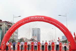 河內市昨(28)日為黃國越-阮文萱街交通樞紐的高架橋建設項目舉行通車儀式。