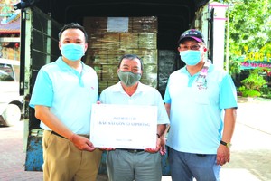 華文《西貢解放日報》社會慈善工作組獲得120箱物資