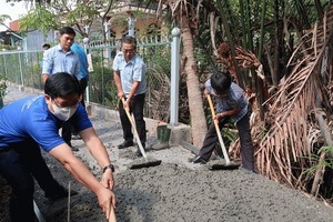 市民-政-黨機關黨委代表在平政縣參加巷道混凝土化活動。