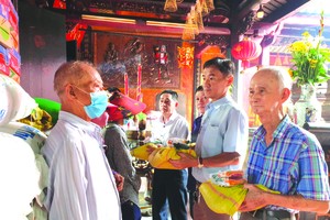 霞漳會館理事向清貧戶派發盂蘭節禮物。