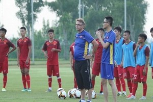 U19隊主教練菲利普‧特魯西埃師徒的一場訓練。