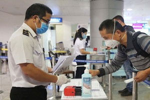 乘客在本市新山一機場進行醫療申報。