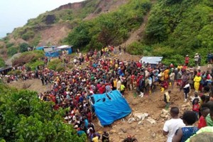 數百人聚集在礦井入口附近的山坡上哭嚎。