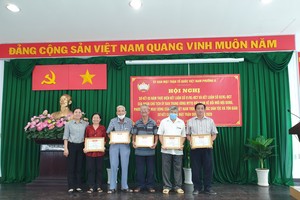 5位獲表彰的個人都是華人，具體是陳昌留、駱蘇蝦、馮金鳳、賴生宋、蘇文州