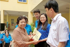 李金梅向清貧好學的學生頒發2019-2020學年助學金。