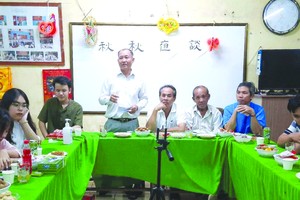 方洲主任(站立者)在會上交流。