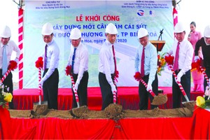 同奈省投建項目管委會昨(2)日在邊和市隆興鄉的2號鄉路舉行環丐敕橋動工架設儀式。