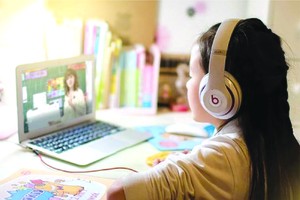 小學生在疫情期間參加線上課堂。