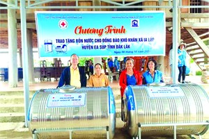 穗城會館理事長盧耀南(左一)向貧困戶 移交不鏽鋼水塔。